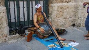 El comandante Krishna tocando en las calles de La Habana. 