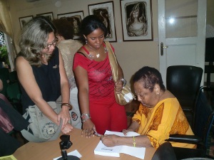 Inés María Martiatu firma el libro. 